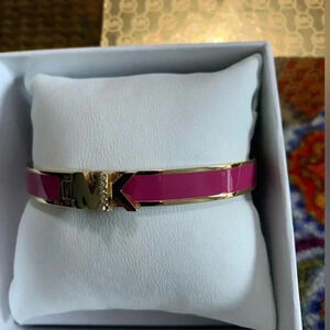 Michael Kors Haute Rose Gold Hot Pink Enamel
Bangle Bracelet MKJ7705710 + MK BOX